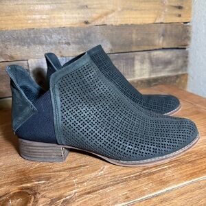 Vince Camuto Celena‎ Perforated Laser Cut Leather Ankle Booties Black Size 9.5